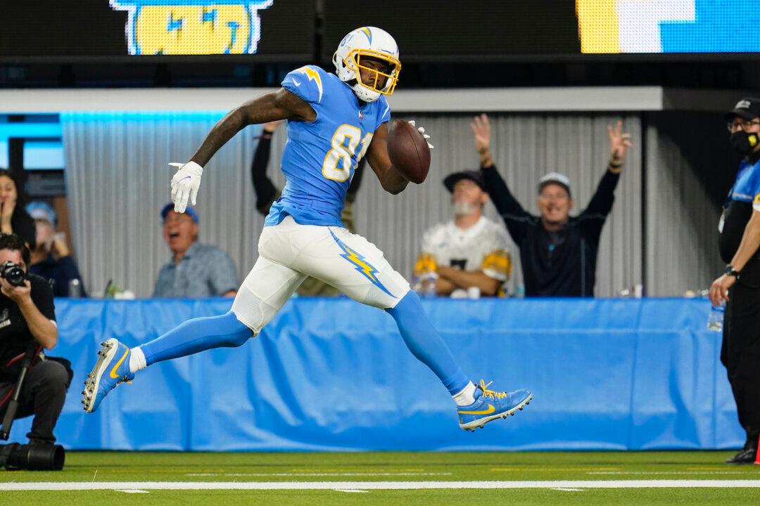 Herbert Throws for 382 Yards, Chargers Hold Off Steelers