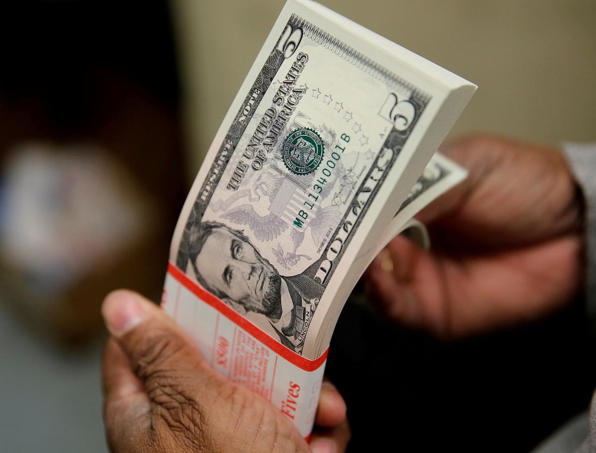 Dollar Rises on Fed Expectations, Omicron Worries Ease