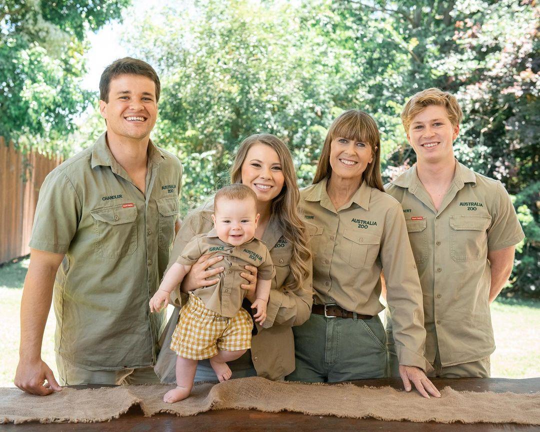 Baby Grace Warrior with her family. (Courtesy of <a href="https://www.instagram.com/robertirwinphotography/">Robert Irwin's Instagram</a> via <a href="http://www.australiazoo.com.au/">Australia Zoo</a>)