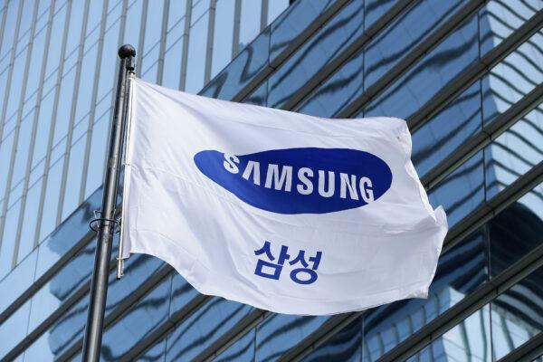 A Samsung flag flies outside the company's headquarters in Seoul, South Korea on Jan. 12, 2017. (Chung Sung-Jun/Getty Images)