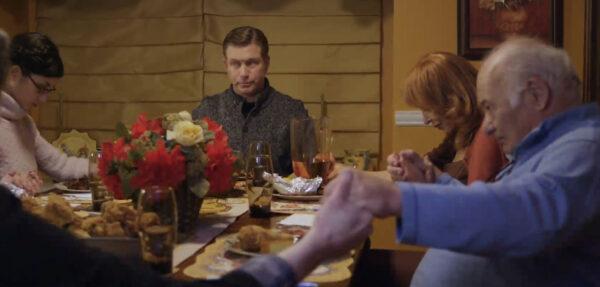 (L–R) Grace (Kika Magalhaes), Ryan (Stephen Baldwin), Rose (Tina Louise), and Ian (Burt Young), gather for a meal in “Tapestry.” (Keep it Moving Productions)