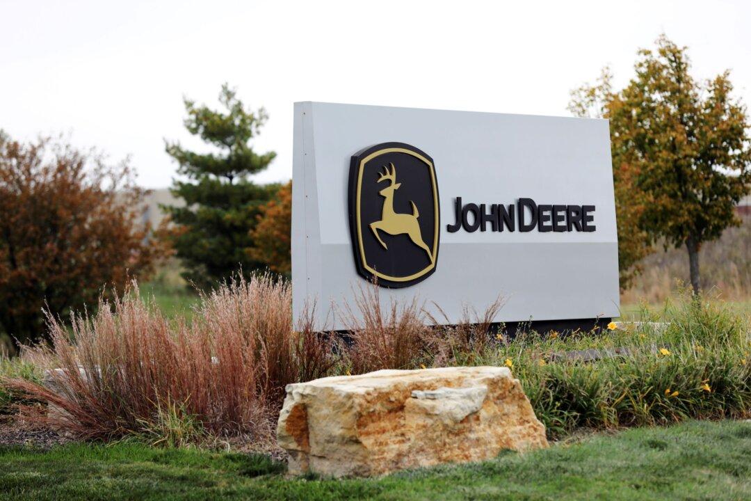 Deere Expects Bumper Year as Farmers Splurge on Equipment