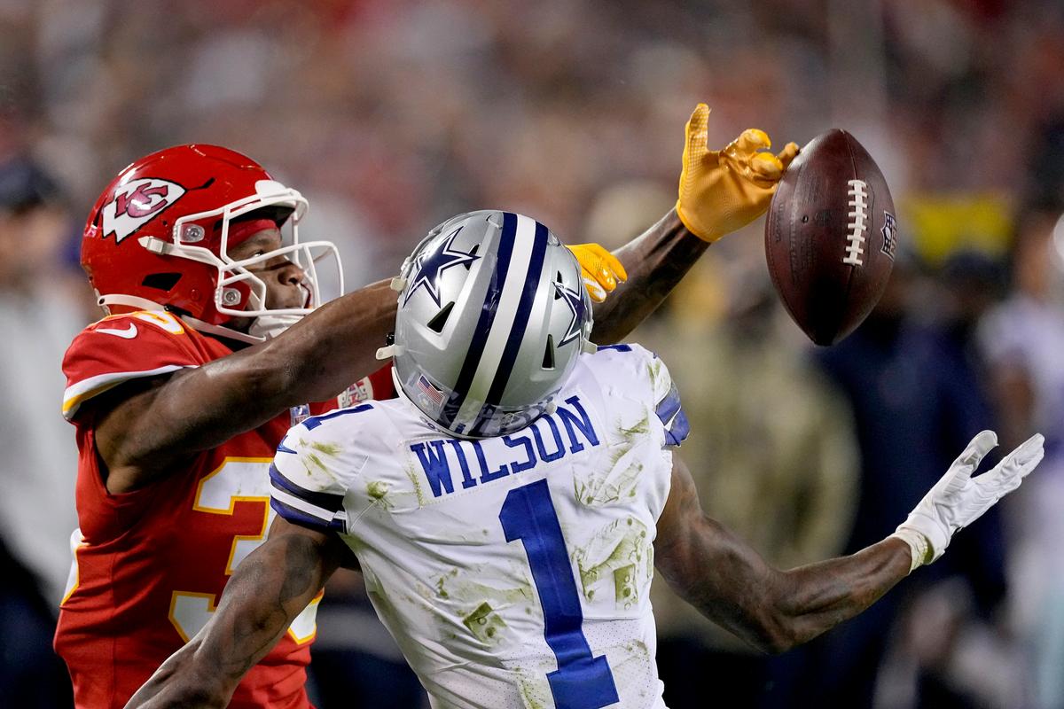 Kansas City Chiefs cornerback Charvarius Ward (L) breaks up a pass intended for Dallas Cowboys wide receiver Cedrick Wilson (1) during the second half of an NFL football game in Kansas City, Mo., on Nov. 21, 2021. (Charlie Riedel/AP Photo)