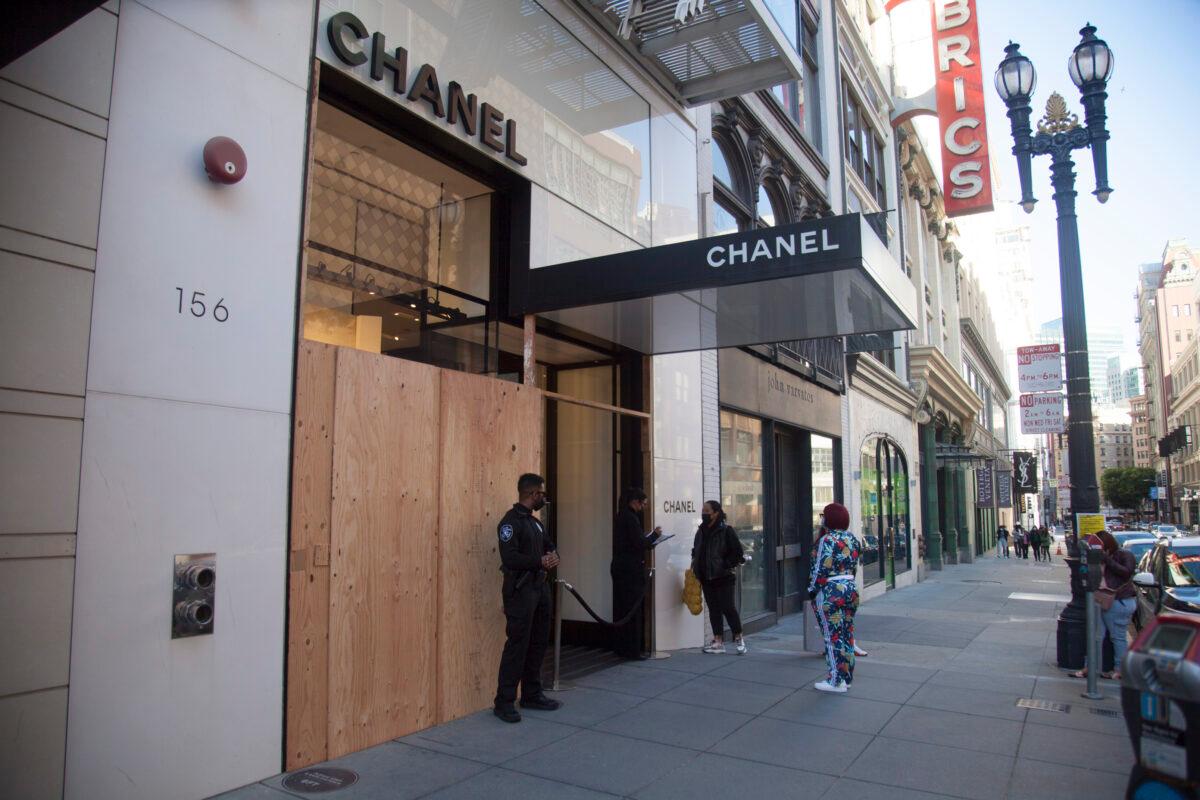 A series of smash-and-grab robberies left stores with boarded-up windows on Nov. 22, 2021. (Lear Zhou/The Epoch Times)