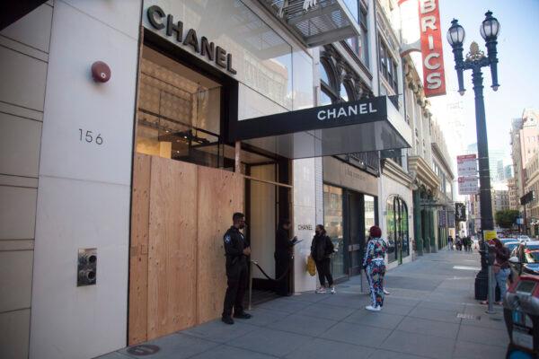 A series of smash-and-grab robberies left stores with boarded windows on Nov. 22, 2021. (Lear Zhou/The Epoch Times)