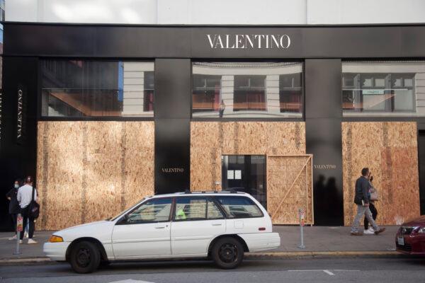 A series of smash-and-grab robberies left stores with boarded-up windows in San Francisco on Nov. 22, 2021. (Lear Zhou/The Epoch Times)