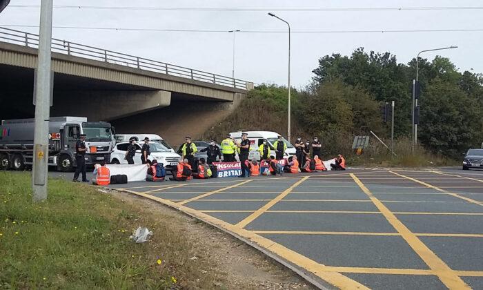 People Affected by UK Traffic-Blocking Eco-Activists Asked to Contact Police