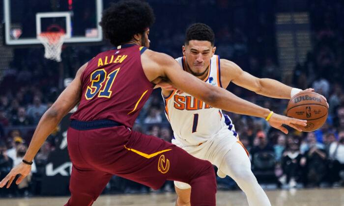 Booker Scores 35, Suns Win 14th Straight, Beat Cavs 120–115
