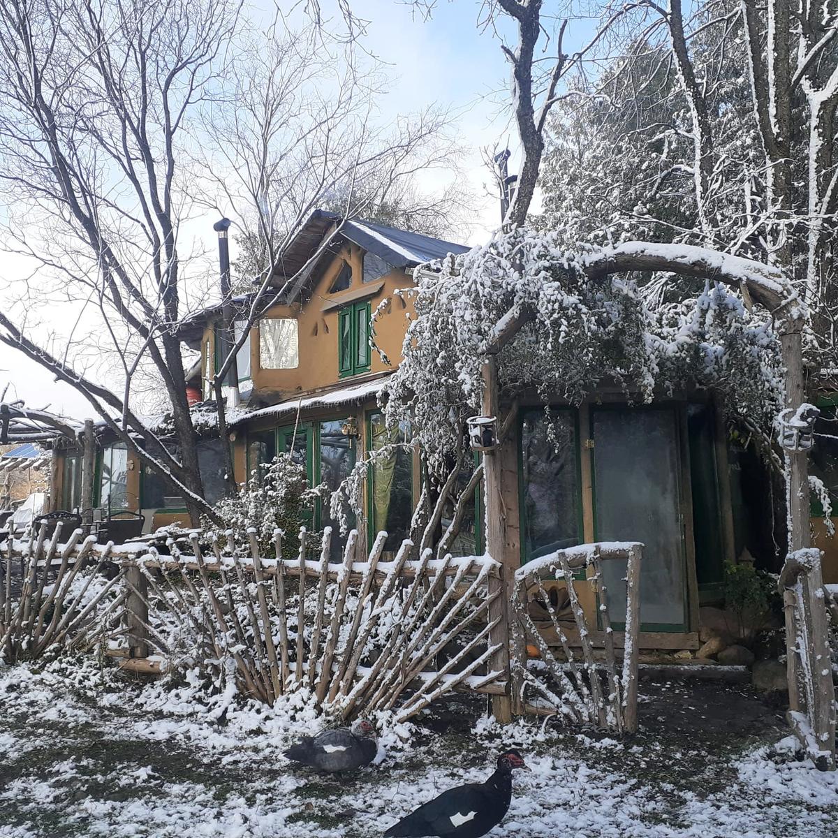 The 'cob home' in winter. (SWNS)