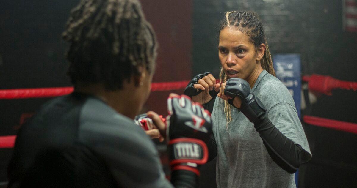 Gym opponent #1 (Phaidra Knight, L) and Jackie Justice (Halle Berry) spar, in "Bruised." (Thunder Road Pictures/Netflix)