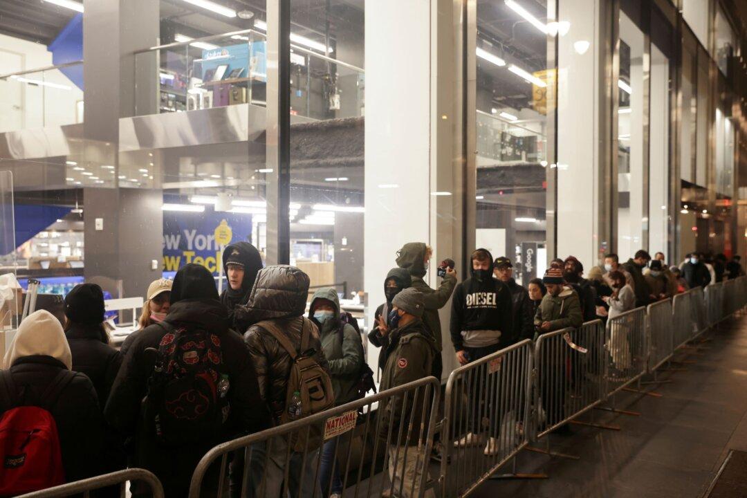 Black Friday ‘Early Birds’ Find Stores Less Crowded, Fewer Bargains