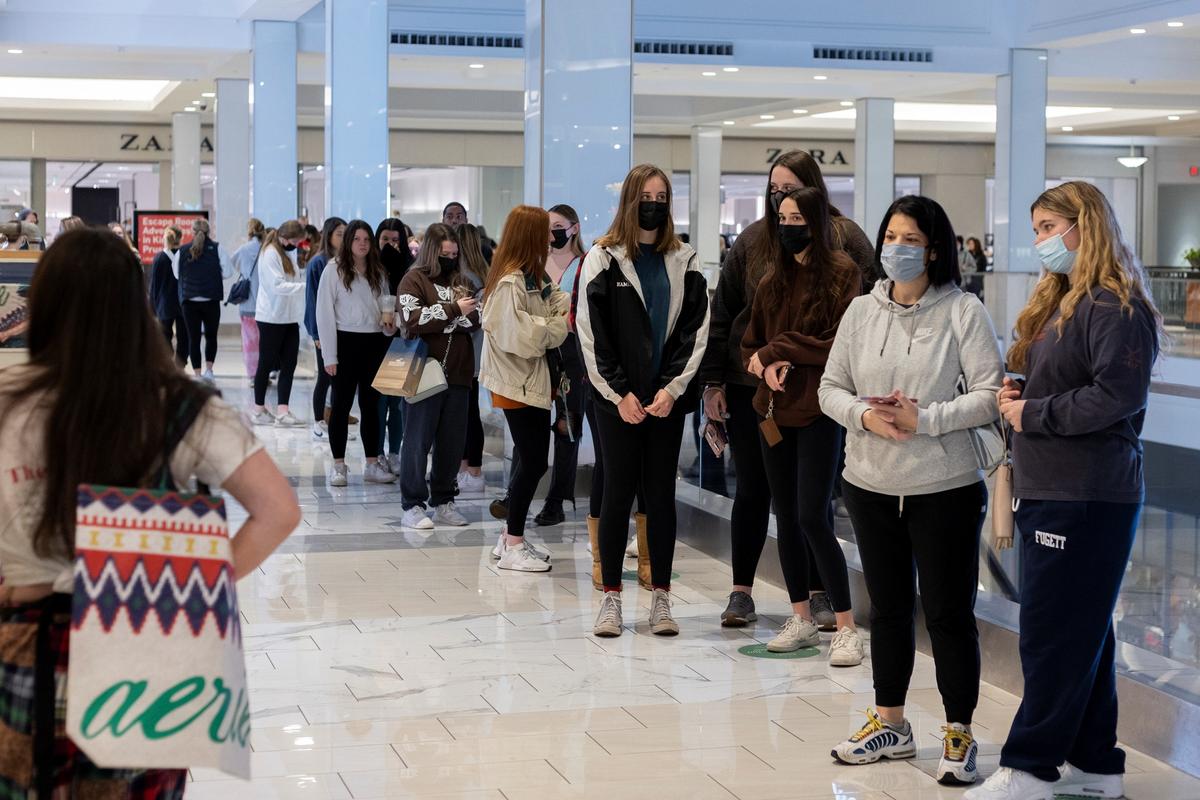 Shoppers line up for the Black Friday sales at the King of Prussia shopping mall in King of Prussia, Pa, on Nov. 26, 2021. (Rachel Wisniewski/Reuters)