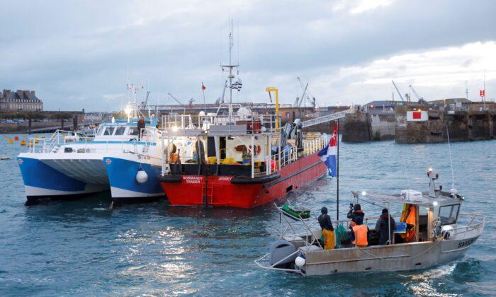 French Fishermen Disrupt UK Trade Routes Over Fishing Licence Row