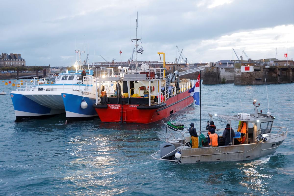 French Fishermen Disrupt UK Trade Routes Over Fishing Licence Row