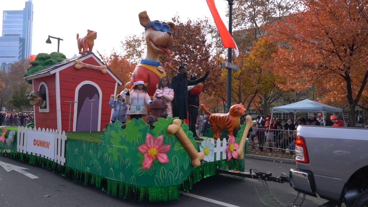 Freddie Jackson, a well-known American singer and two-time Grammy Award nominee, is one of the special guests of the Philadelphia Thanksgiving Day parade on Nov. 25, 2021. (William Huang/The Epoch Times)