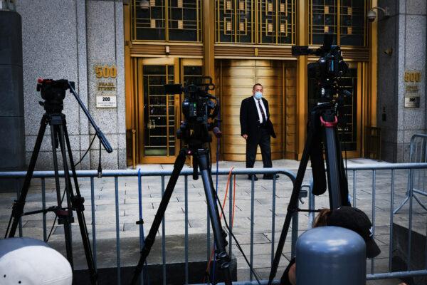 A court officer stands outside a Manhattan courthouse where media have gathered for the arraignment hearing of Ghislaine Maxwell in New York City on July 14, 2020. (Spencer Platt/Getty Images)