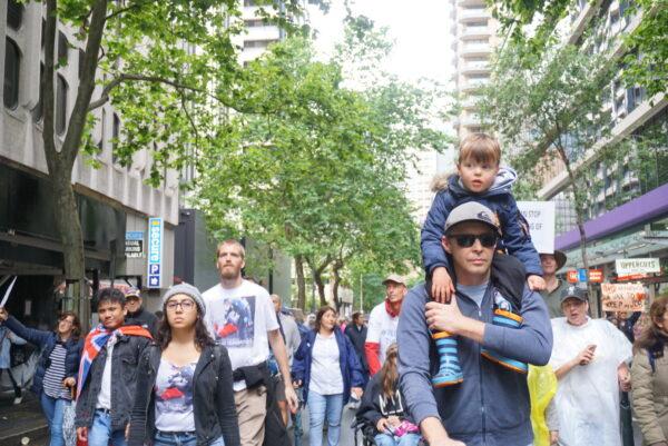 People of all ages joined the protest against COVID-19 mandates in Sydney, Australia, on Nov. 27, 2021. (Nina Nguyen/ Epoch Times)