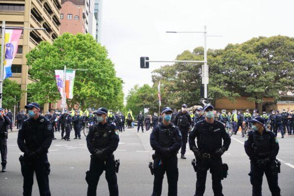 Heavy police presence in Sydney protest in Sydney, Australia on Nov. 27, 2021. (Nina Nguyen/ Epoch Times)