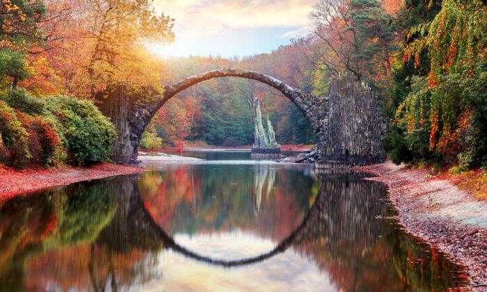 160-Year-Old ‘Devil’s Bridge’ Creates a Perfect Circle With Its Reflection in the Water