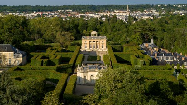 A long, formal French garden leads and gives emphasis to the main façade of the Petit Trianon. (T. Garnier/Château de Versailles)