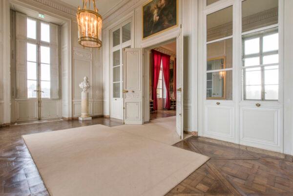 The antechamber, or entry room opens out onto the estate garden. (T. Garnier/Château de Versailles)