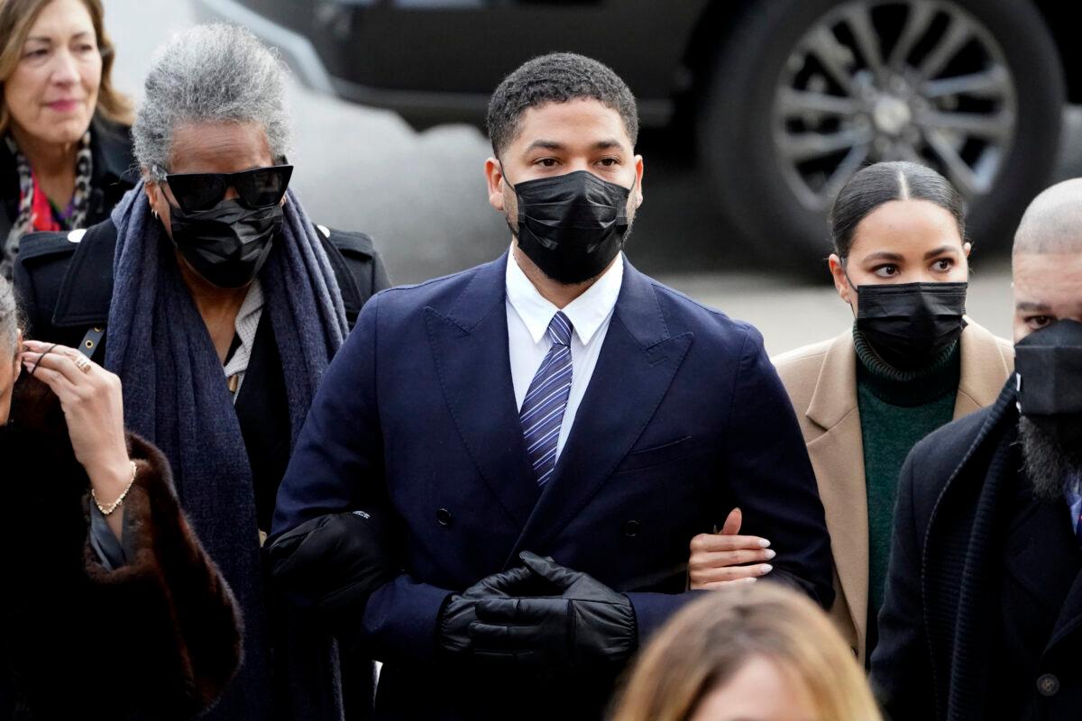 Actor Jussie Smollett walks with family members as they arrive at the Leighton Criminal Courthouse<br/>for jury selection at his trial in Chicago on Nov. 29, 2021. (Charles Rex Arbogast/AP Photo)