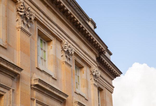 The dimensional Corinthian columns on the main façade appear on the side façades in a simplified way as pilasters (flattened columns bonded to the wall). (J.H.Smith/Cartio)