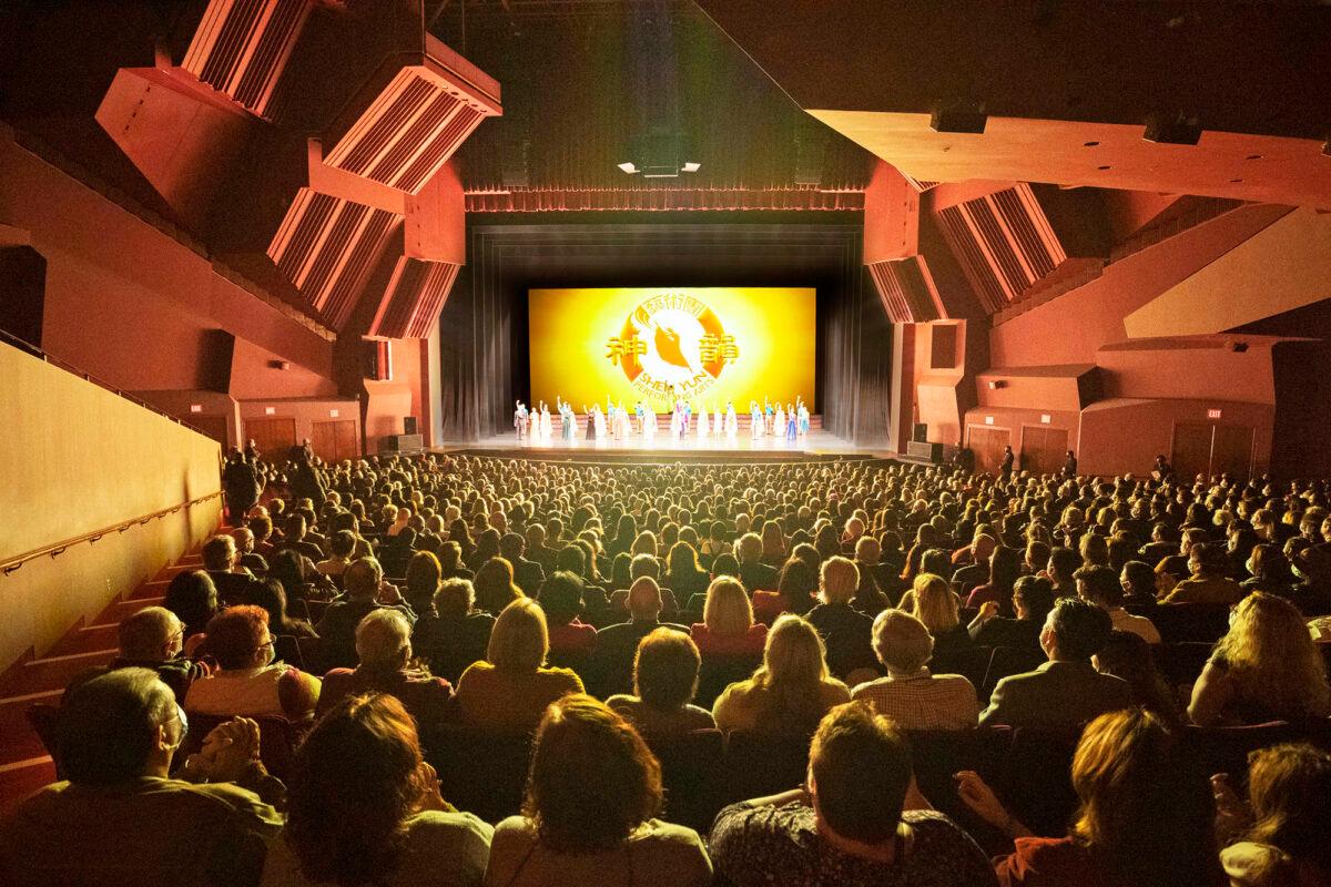 Shen Yun Performing Arts International Company's curtain call at Mesa's Segerstrom Center for the Arts in Orange County, Calif., on Dec. 31, 2021. (Ji Yuan/The Epoch Times)