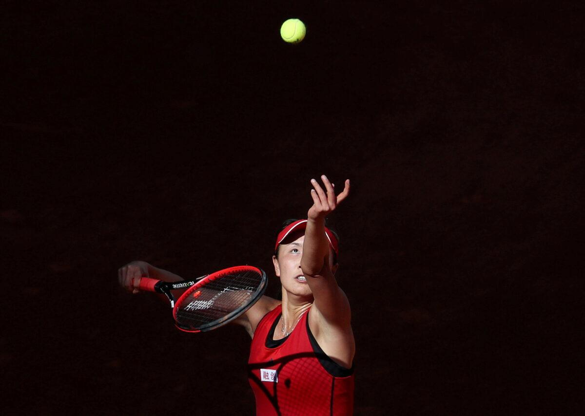 China's Peng Shuai in action against Spain's Garbiñe Muguruza during their round of 64 matches in Madrid, Spain, on May 6, 2018. (Susana Vera/Reuters)
