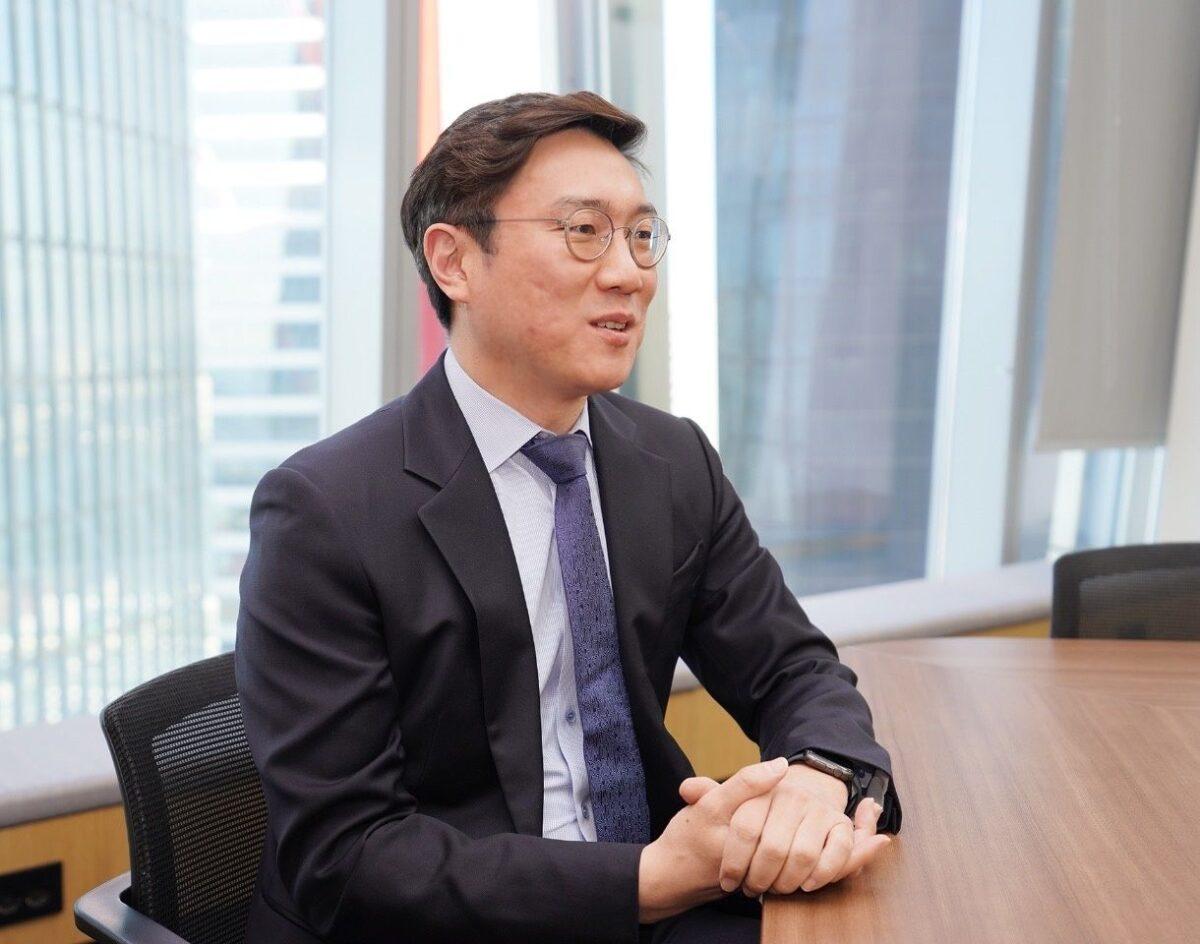 In response to SK Hynix's plan to introduce cutting-edge equipment to China, Lee Jin-woo, head of the investment strategy group and research member of Meritz Securities in South Korea, told The Epoch Times that the realistic direction for South Korean companies is to strengthen the U.S.-led supply chain. (Courtesy of Lee Jin-woo)