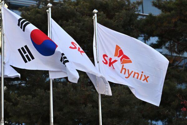 The SK Hynix flag (R) and the South Korean national flag (L) flutter outside the company's Bundang office in Seongnam on Jan. 29, 2021. (Jung Yeon-je/AFP via Getty Images)