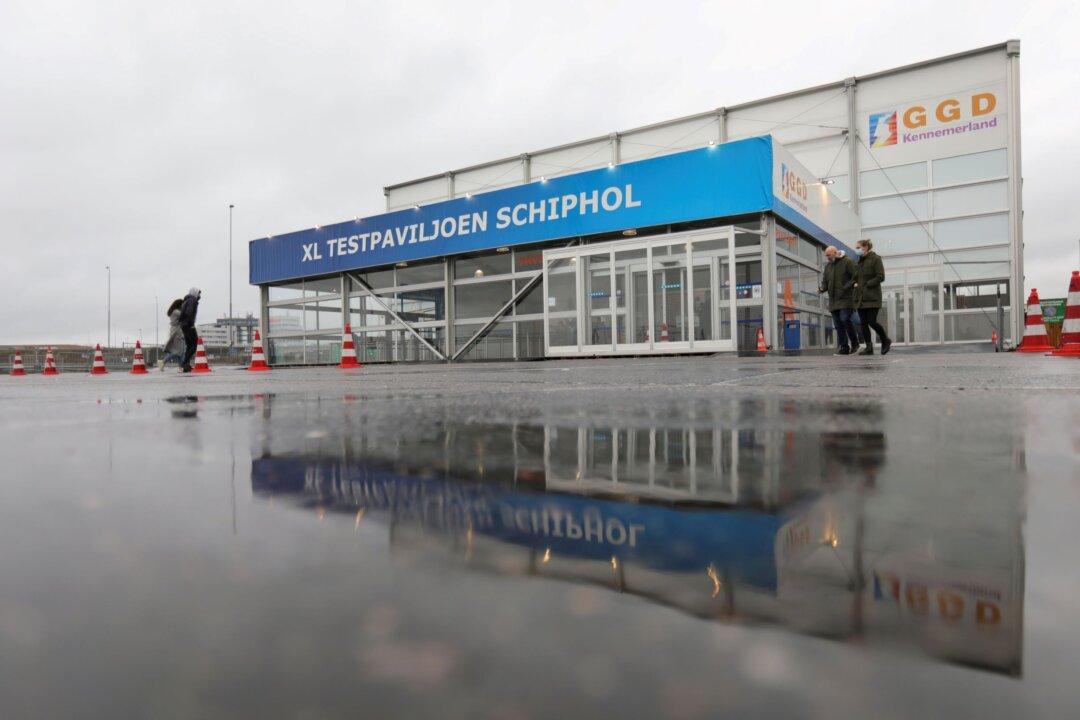 Dutch Say 14 Air Passengers From South Africa With Omicron Were Vaccinated