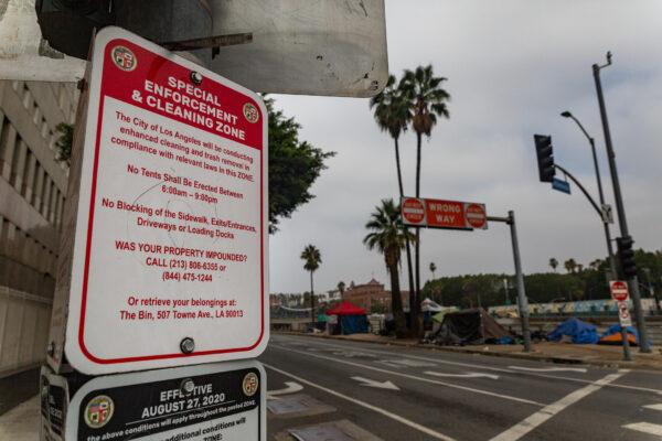 A sign enforcing the encampment ban was seen in Los Angeles on Nov. 8, 2021. (John Fredricks/The Epoch Times)