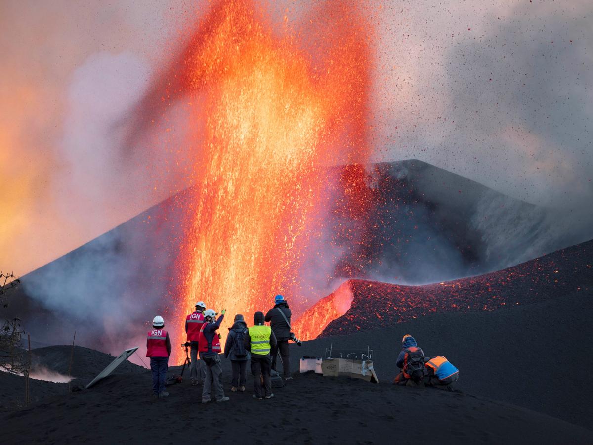 Island Turns Into Open-Air Lab for Tech-Savvy Volcanologists