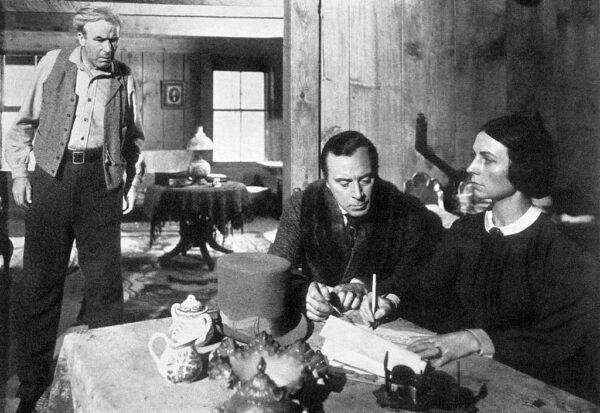 (L–R) Harry Shannon, George Coulouris, and Agnes Moorhead in "Citizen Kane." (RKO Radio Pictures)