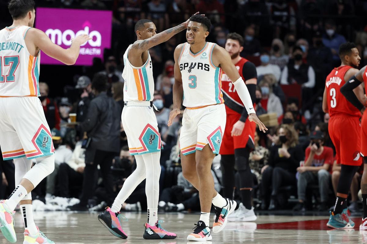 Spurs Swamp Blazers, Earn Season-Best Third Straight Win