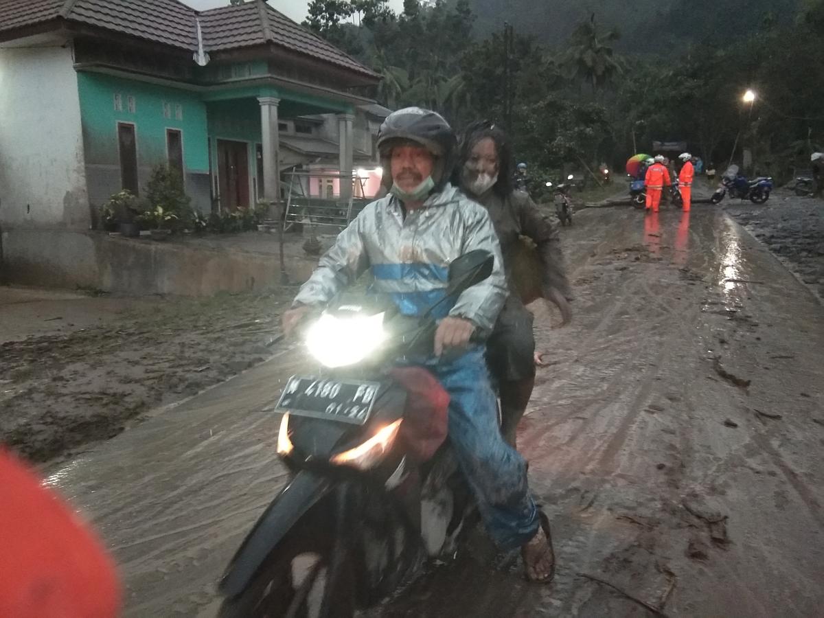 Indonesia’s Semeru Volcano Spews Ash, Killing One, Injuring Dozens