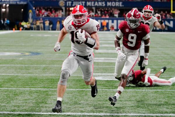 Georgia tight end Brock Bowers (19) runs into the end zone for a touchdown against Alabama defensive back Jordan Battle (9) during the second half of the Southeastern Conference championship NCAA college football game, in Atlanta on Dec. 4, 2021. (John Bazemore/AP Photo)