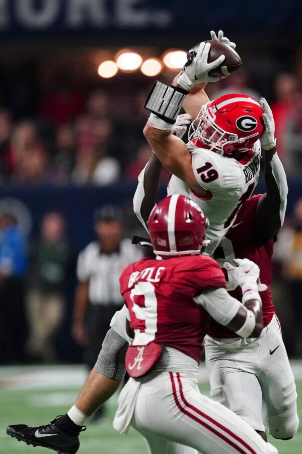 Georgia tight end Brock Bowers (19) makes the catch against Alabama defensive back Jordan Battle (9) during the second half of the Southeastern Conference championship NCAA college football game, in Atlanta on Dec. 4, 2021. (John Bazemore/AP Photo)