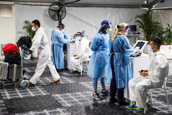Travellers receive COVID-19 tests at a pre-departure testing facility, as countries react to the new Omicron variant, outside the international terminal at Sydney Airport in Australia, on Nov. 29, 2021. (Loren Elliott/Reuters)