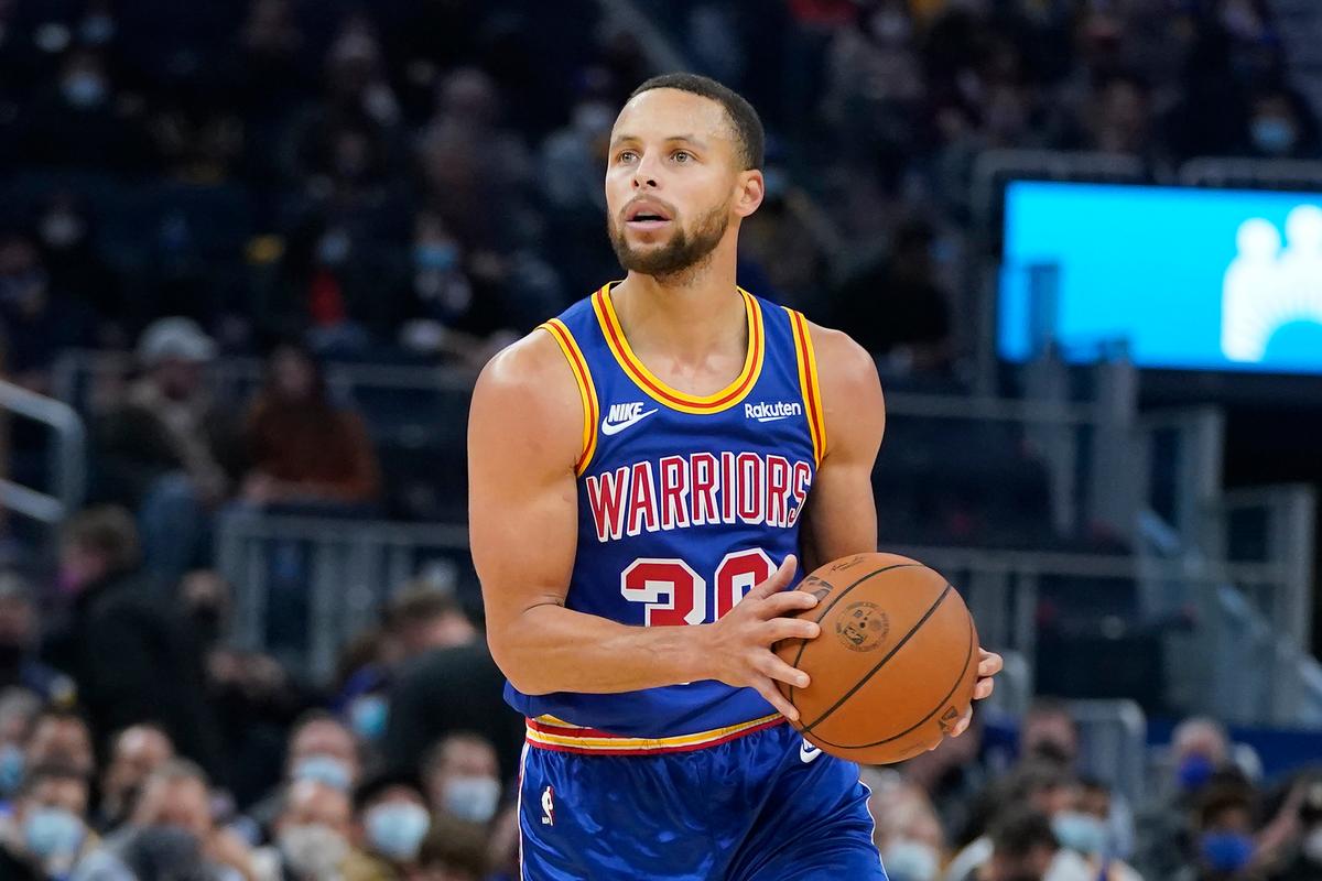 Curry, Wiggins Lead Warriors to 126-95 Victory Over Magic