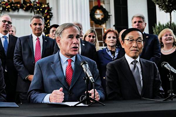 Texas Gov. Greg Abbott and Kinam Kim, vice chairman and CEO of Samsung Electronics Device Solutions Division, announce that the chip-making company will build a $17 billion plant in Central Texas. (Courtesy of Samsung)