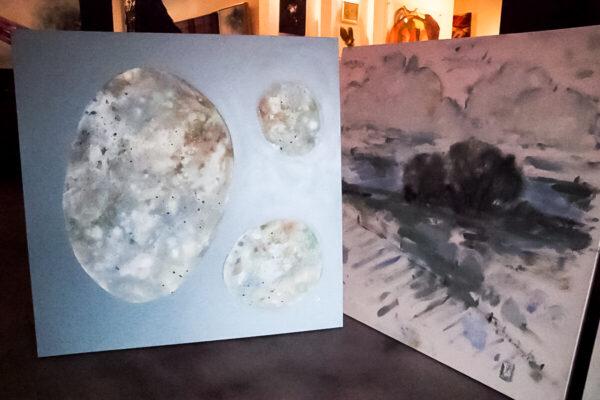 A canvas painting (L) compared to a linen painting (R) at Carley McGee-Boehm's Gallery 1401 in Chattanooga, Tennessee, on Dec. 7, 2021. (Jackson Elliott/The Epoch Times)
