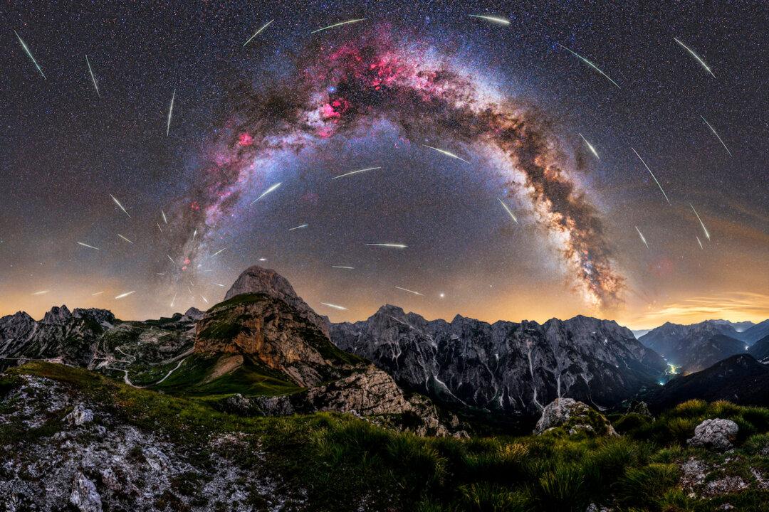 Photographer Captures Peak of a Meteor Shower as Sparks Are Seen Shooting Across the Sky