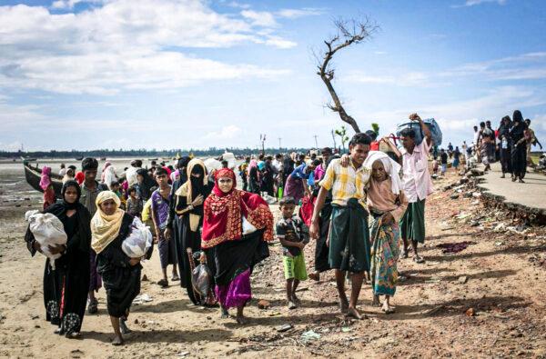 Rohingya refugees make their way along a beach after arriving by boat at Shah Porir Dip, Bangladesh, on Sept. 14, 2017. (Allison Joyce/Getty Images)