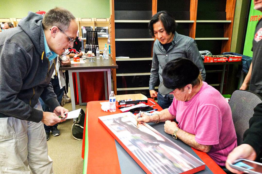 ‘Hit King’ Rose Still Signing Up to Please Large Crowds of Fans