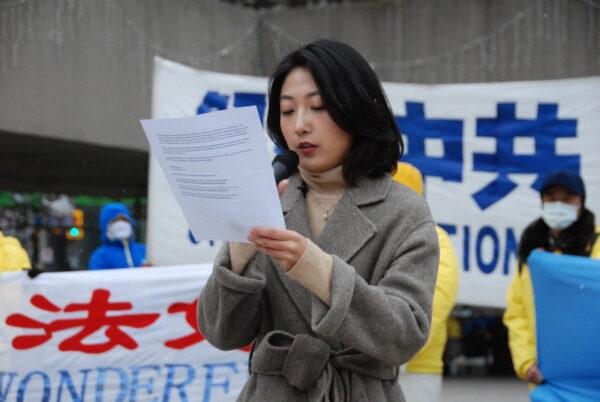 Liu Mingyuan, a student at Ontario’s Sheridan College, speaks out against the Chinese regime’s persecution of Falun Gong at a rally at Toronto City Hall on Dec. 7, 2021. The regime recently detained her mother, Liu Yan, for her belief in the Falun Gong spiritual practice. (Michelle Hu/The Epoch Times)