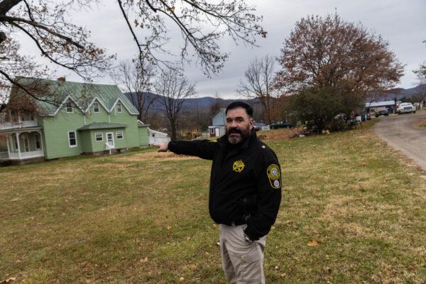 Chief Deputy Peter J. Montelone explains where the police encountered the gunman on the outskirts of Luray., Va., on Dec. 1, 2021. (Graeme Jennings for The Epoch Times)