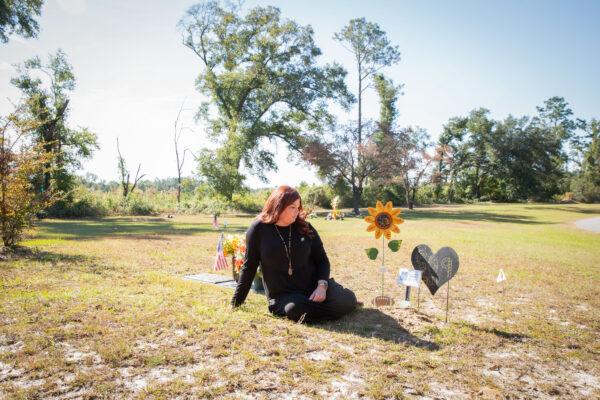Widow Katherine Bedwell at her husband's grave in Bainbridge, Ga., on Nov. 10, 2021. (Amanda Greene for The Epoch Times)