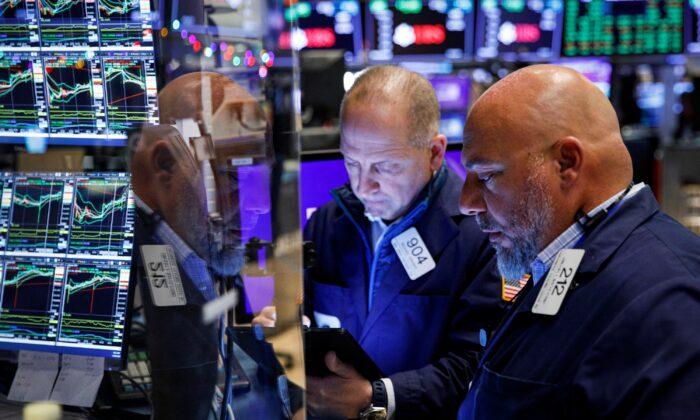 Wall Street Falls After Slide in Big Tech Stocks